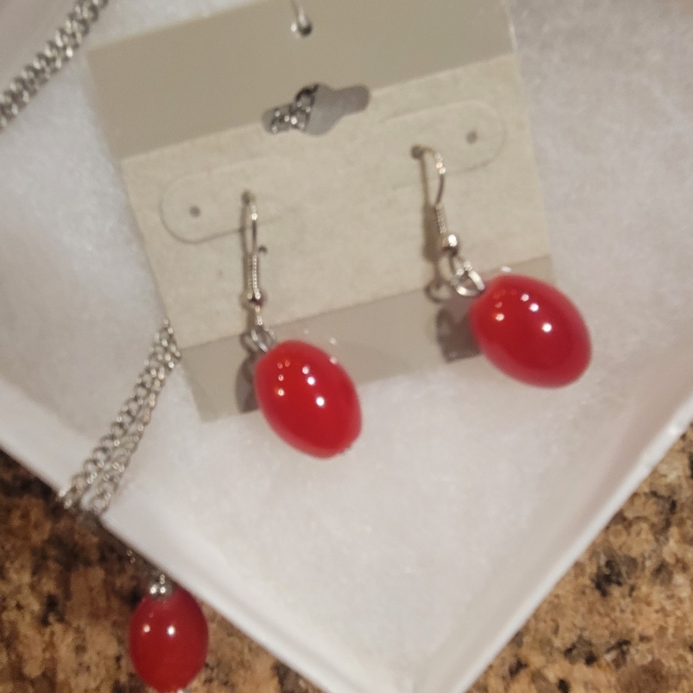 Red Beaded Jewelry Set - Picture 4 of 5